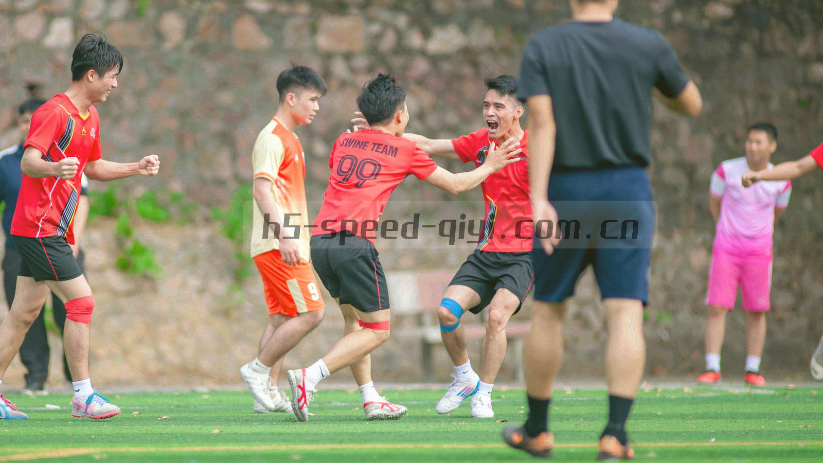 抽象高原山脊折线与测速延迟曲线叠合的深蓝主视觉，点缀冰川青数据节点